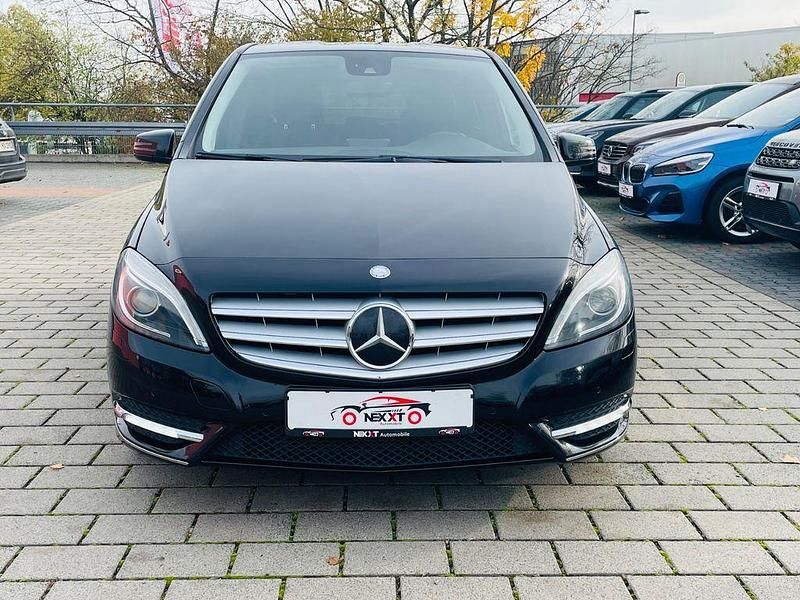 Gebraucht Mercedes B200 136 PS (100 kW) 2012 Kosmosschwarz  metalliclack Van / Kleinbus