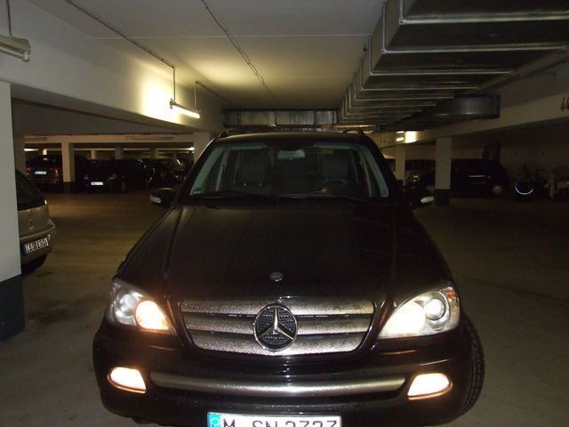 Gebraucht Mercedes ML270 222 PS (163 kW) 2003 Schwarz metallic SUV