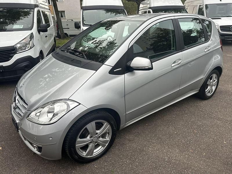 Silber Gebraucht 2011 Mercedes A180 Avantgarde Limousine | 8.990 € (Etwas zu teuer) - Bild 1/4
