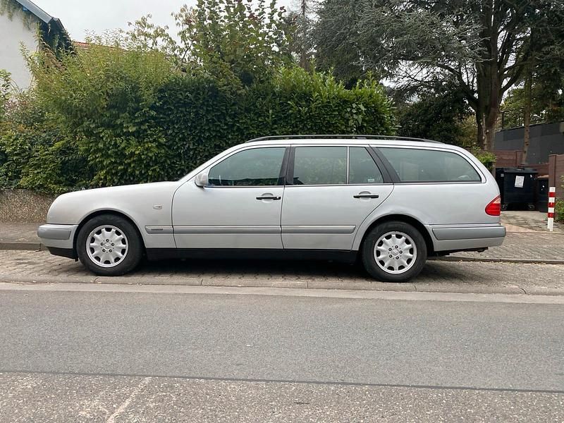 Silber Gebraucht 1997 Mercedes E230 Elegance Kombi | 3.200 € (Fairer Preis) - Bild 1/4