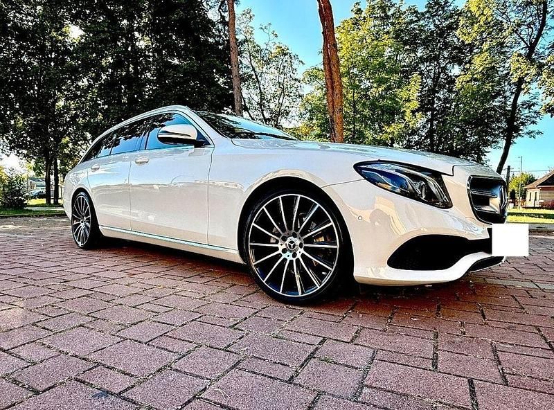 Weiß Gebraucht 2017 Mercedes E220 AMG line Limousine | 18.660 € (Superpreis) - Bild 1/4