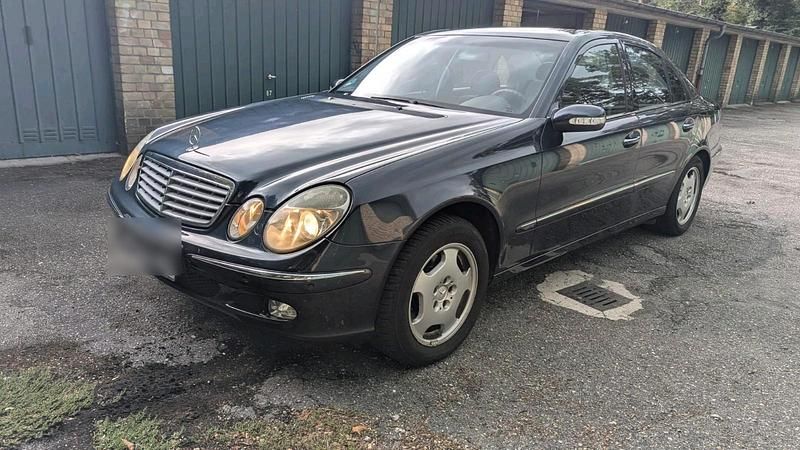 Blau Gebraucht 2003 Mercedes E200 Limousine | 2.400 € - Bild 1/4