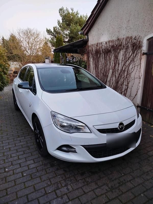 Weiß Gebraucht 2012 Opel Astra Kleinwagen | 4.250 € (Guter Preis) - Bild 1/4