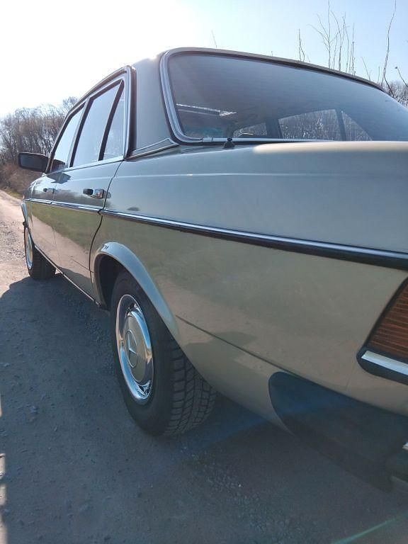 Gebraucht Mercedes E230 136 PS (100 kW) 1982 Grün Limousine