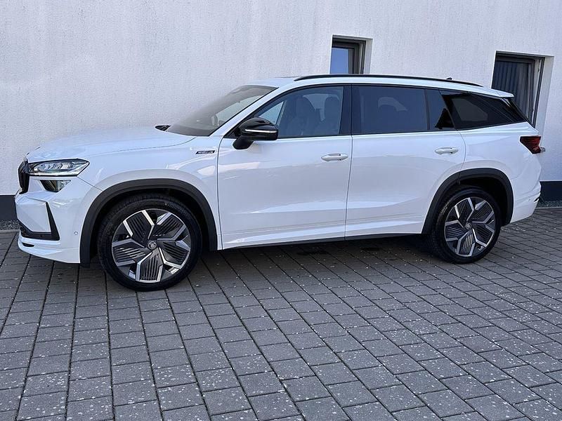 Weiß (moon weiß ) Neu 2025 Skoda Kodiaq SportLine SUV | 56.500 € (Teuer) - Bild 1/4