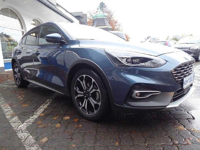 Gebraucht Ford Focus Active X 182 PS (133 kW) 2021 Chromablau metallic Limousine