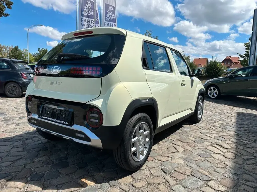 Neu Hyundai Inster Select 85 kW (116 PS) 2026 Gelb Kleinwagen