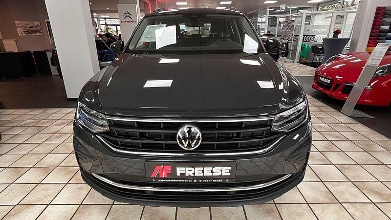 Gebraucht VW Tiguan Life 150 PS (110 kW) 2021 Uranograu/cinza urano SUV