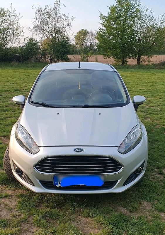 Silber Gebraucht 2014 Ford Fiesta Limousine | 2.990 € - Bild 1/4