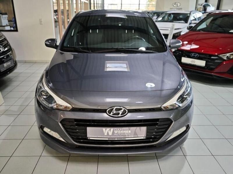 Gebraucht Hyundai i20 101 PS (74 kW) 2016 Grau Limousine