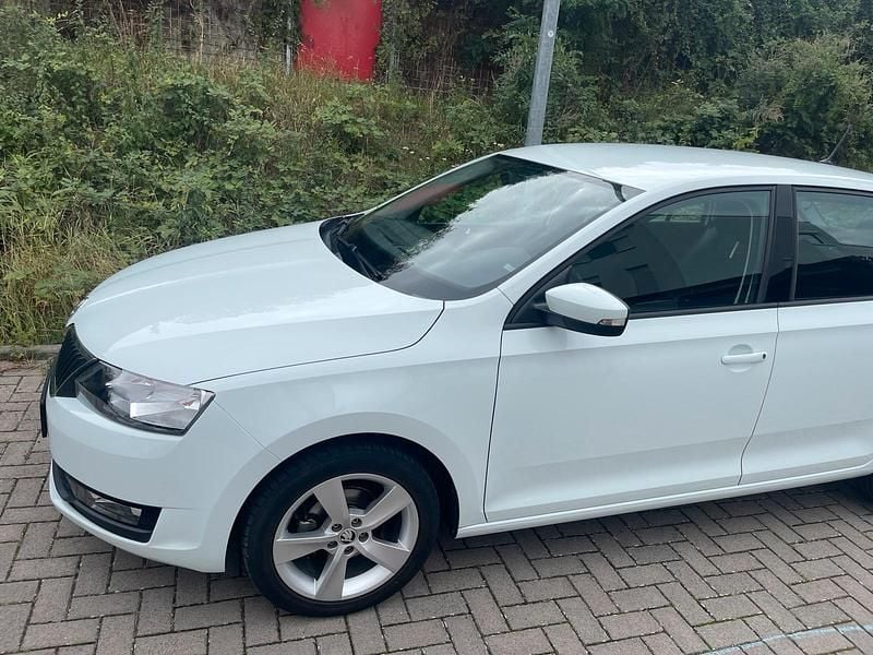 Weiß Gebraucht 2018 Skoda Rapid Kleinwagen | 10.000 € (Guter Preis) - Bild 1/4