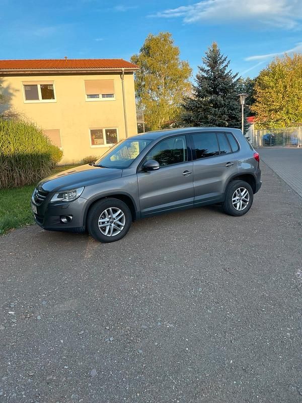 Grau Gebraucht 2009 VW Tiguan SUV | 4.000 € (Superpreis) - Bild 1/4