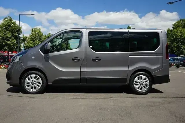 Gebraucht Nissan NV300 Premium Edition 145 PS (106 kW) 2018 Oyster grey Van