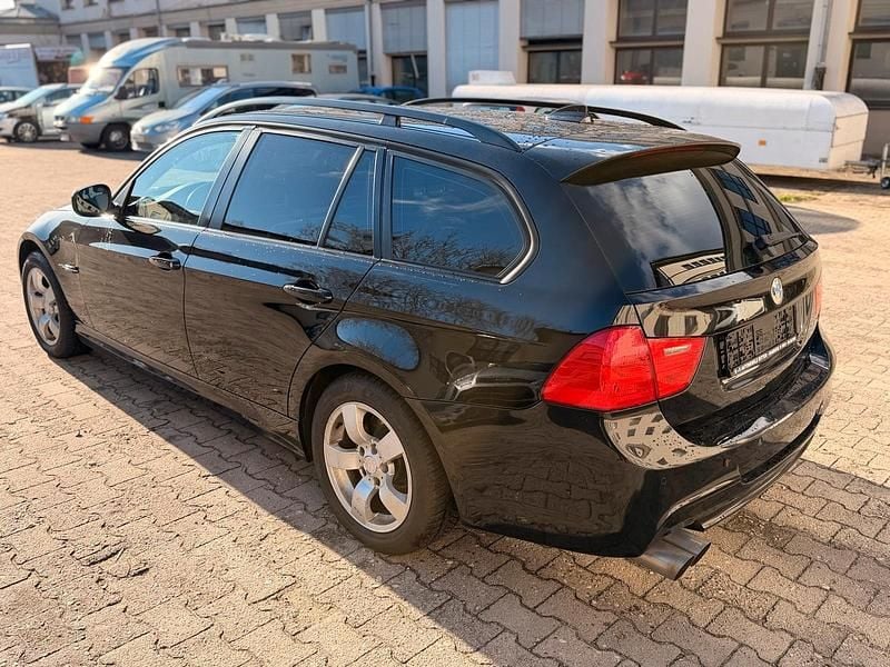 Gebraucht BMW 320 177 PS (130 kW) 2009 Schwarz Kombi