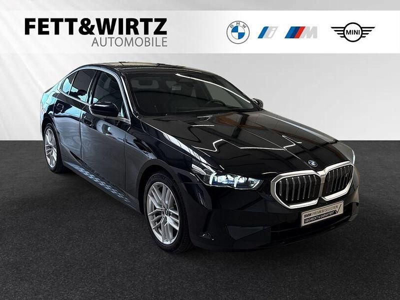 Saphirschwarz metallic Gebraucht 2024 BMW i5 Comfort Edition Limousine | 45.500 € - Bild 1/3
