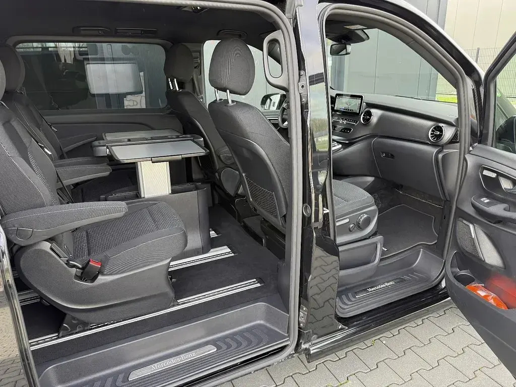 Second-hand Mercedes V300 AMG 237 CP (174 kW) 2022 Negru Monovolum