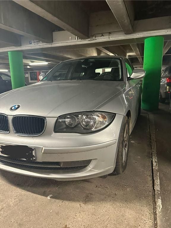 Grau Gebraucht 2011 BMW 118 Kleinwagen | 3.700 € (Superpreis) - Bild 1/4