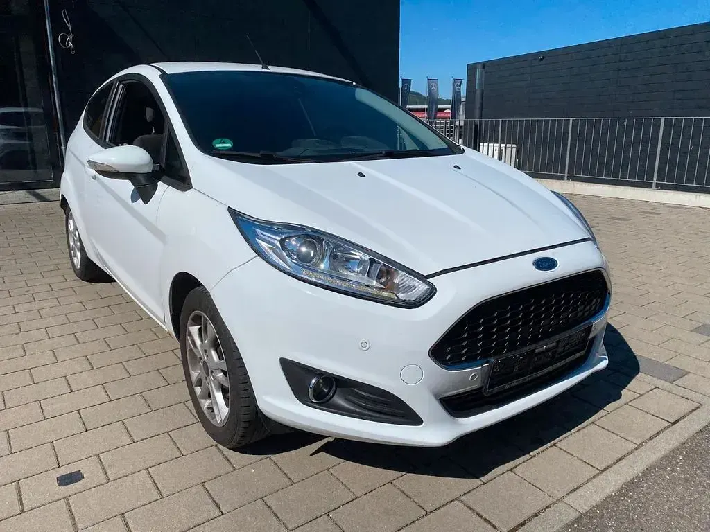 Używany Ford Fiesta Celebration 75 KM (55 kW) 2016 Biały Hatchback