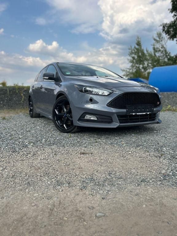 Grau Gebraucht 2015 Ford Focus Sport Limousine | 8.900 € (Fairer Preis) - Bild 1/4
