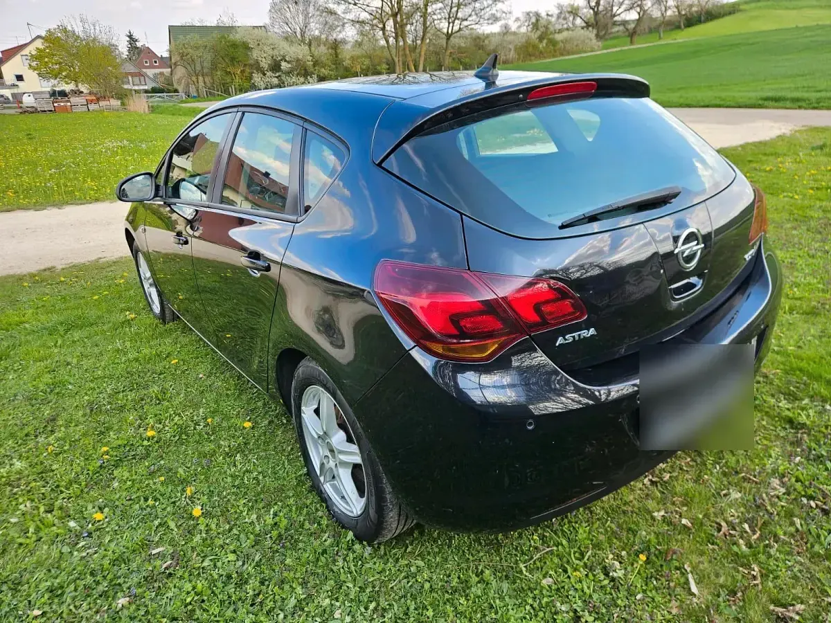 Używany Opel Astra 110 KM (80 kW) 2010 Czarny Sedan/Limuzyna