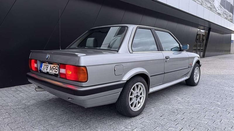Gebraucht BMW 325 170 PS (125 kW) 1990 Grau Limousine