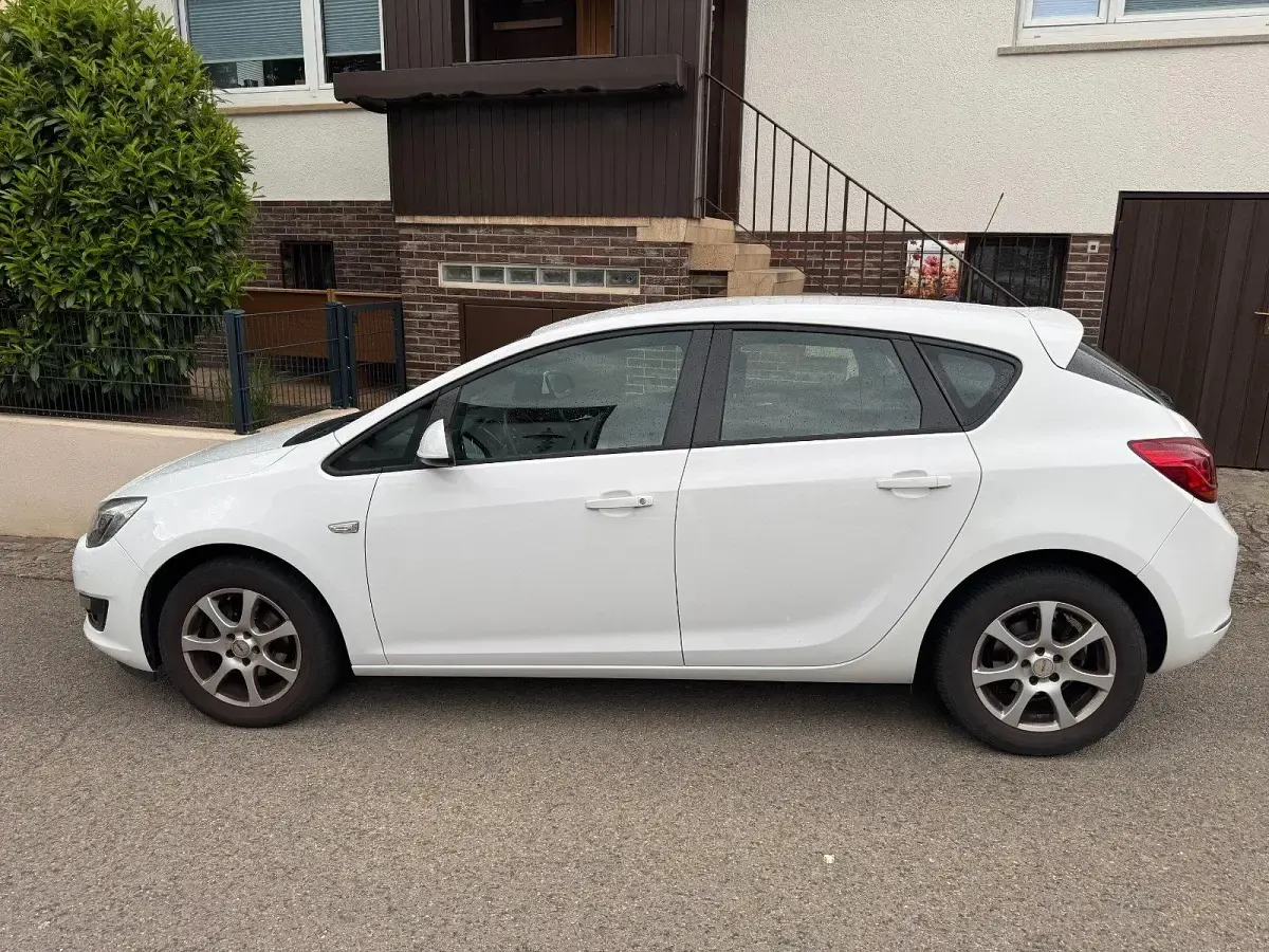 Gebraucht Opel Astra Edition 116 PS (85 kW) 2015 Weiß Limousine