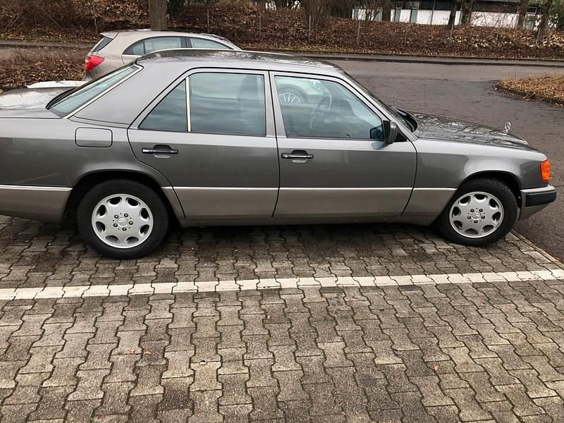Gebraucht Mercedes E230 132 PS (97 kW) 1990 Grau Limousine