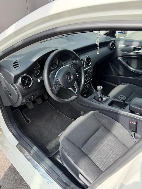 Gebraucht Mercedes A180 122 PS (89 kW) 2014 Weiß Limousine