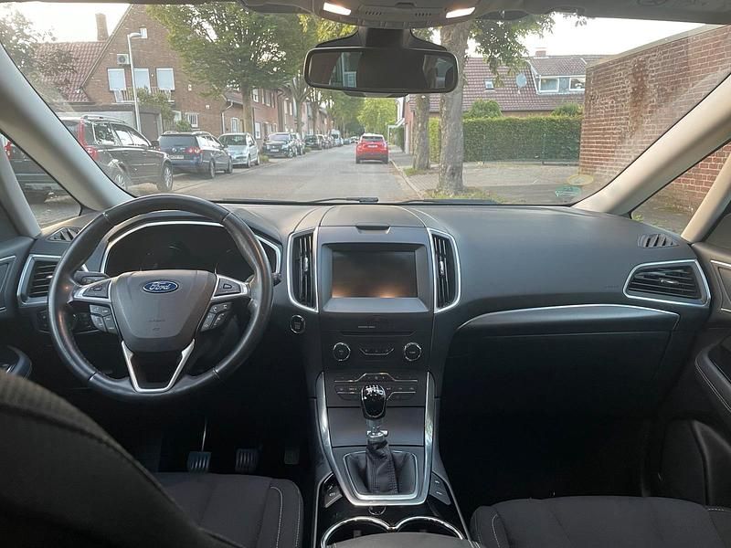 Gebraucht Ford S-MAX Titanium 150 PS (110 kW) 2016 Grau Van / Kleinbus