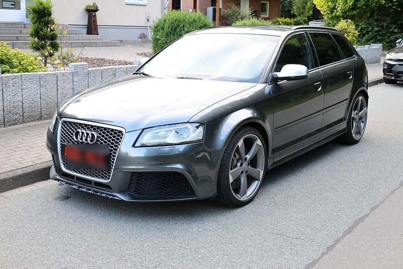 Grau Gebraucht 2012 Audi RS3 Kleinwagen | 25.600 € (Etwas zu teuer) - Bild 1/4