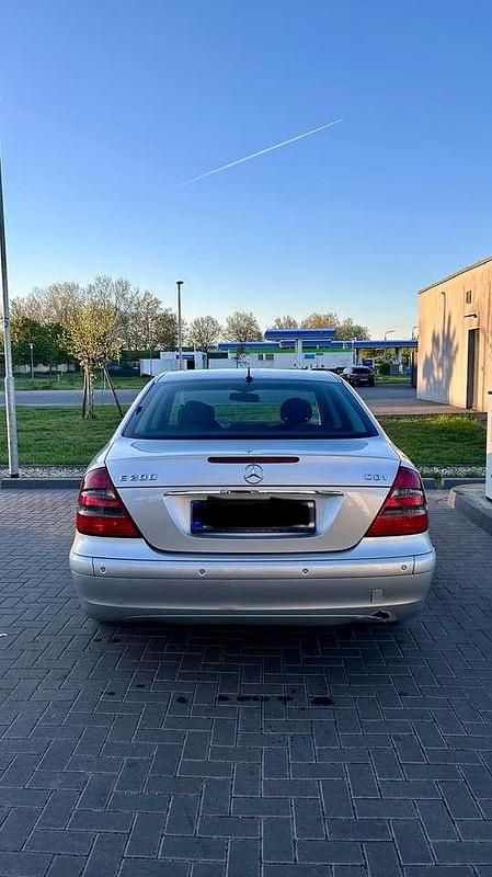Grau Gebraucht 2004 Mercedes E200 Limousine | 3.500 € (Superpreis) - Bild 1/4