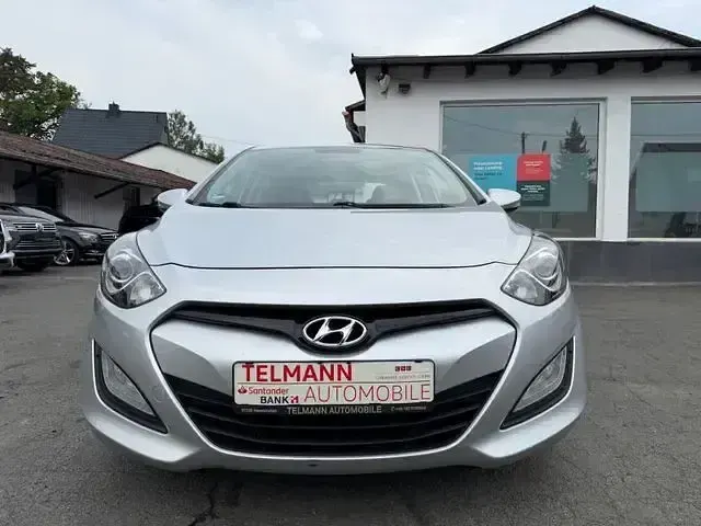 Gebraucht Hyundai i30 Classic 99 PS (72 kW) 2015 Silber Limousine