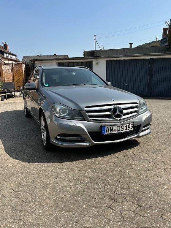 Silber Gebraucht 2011 Mercedes C250 Limousine | 9.850 € (Guter Preis) - Bild 1/4