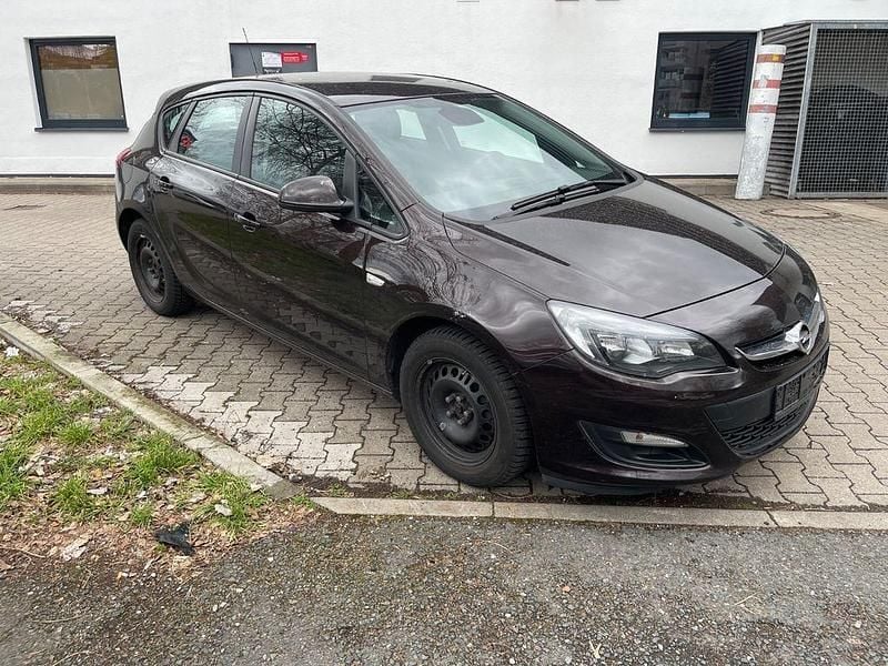 Gebraucht Opel Astra Edition 116 PS (85 kW) 2014 Braun Limousine