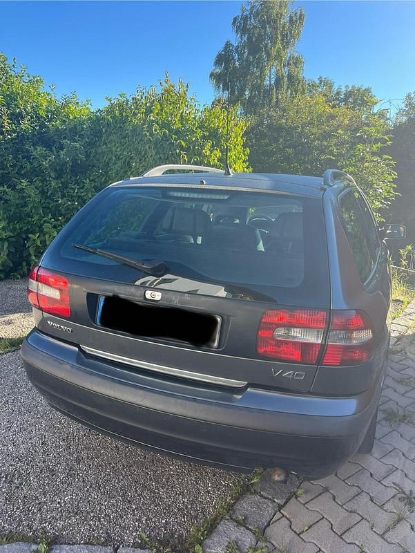 Schwarz Gebraucht 2001 Volvo V40 Kombi | 1.300 € (Fairer Preis) - Bild 1/4