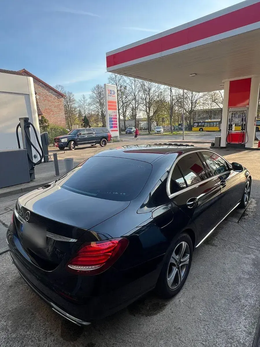 Second-hand Mercedes E220 197 CP (144 kW) 2018 Negru Berlinǎ