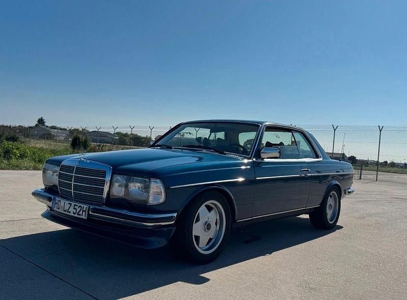 Gebraucht Mercedes E280 177 PS (130 kW) 1978 Blau