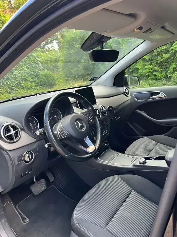 Gebraucht Mercedes B180 122 PS (89 kW) 2015 Schwarz Kleinwagen