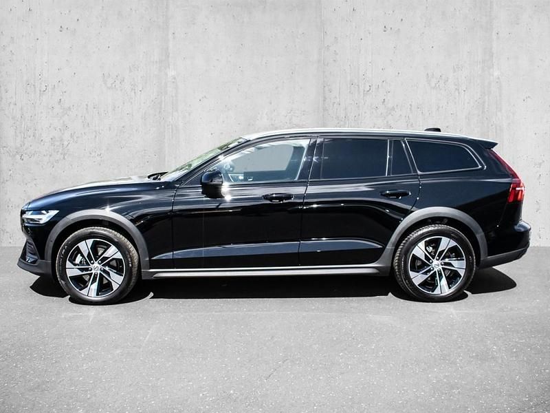 Gebraucht Volvo V60 CC Plus 197 PS (144 kW) 2022 Black solid ´stone´ / solid Kombi