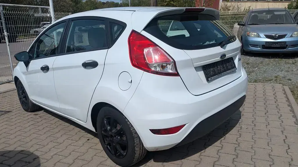 Gebraucht Ford Fiesta Ambiente 60 PS (44 kW) 2015 Weiß Kleinwagen