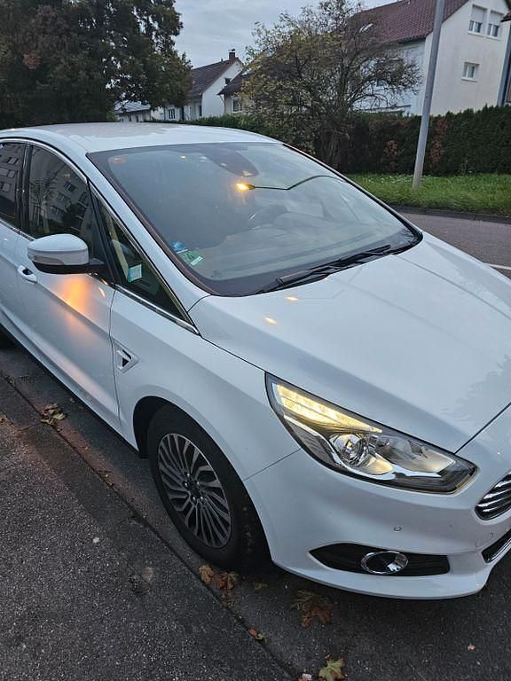 Weiß Gebraucht 2019 Ford S-MAX Titanium Van / Kleinbus | 22.980 € (Fairer Preis) - Bild 1/4