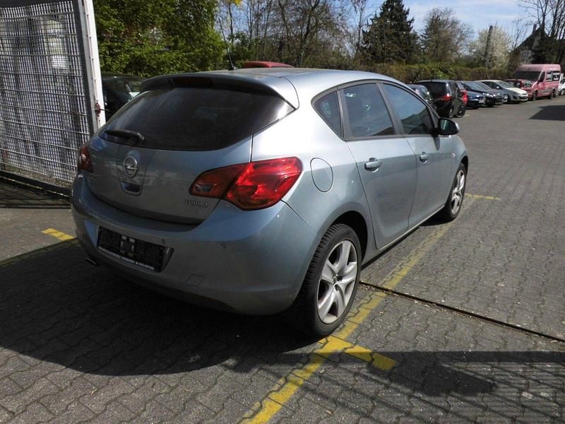 Gebraucht Opel Astra Design Edition 140 PS (102 kW) 2012 Silber Limousine