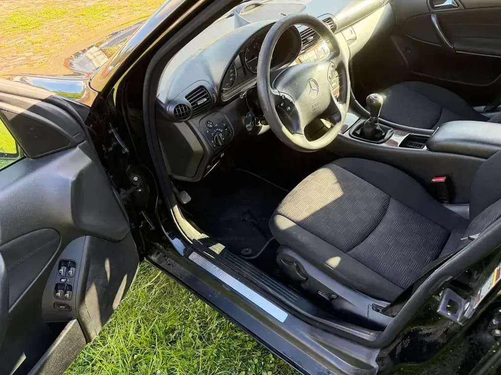 Second-hand Mercedes C220 Classic 150 CP (110 kW) 2004 Berlinǎ