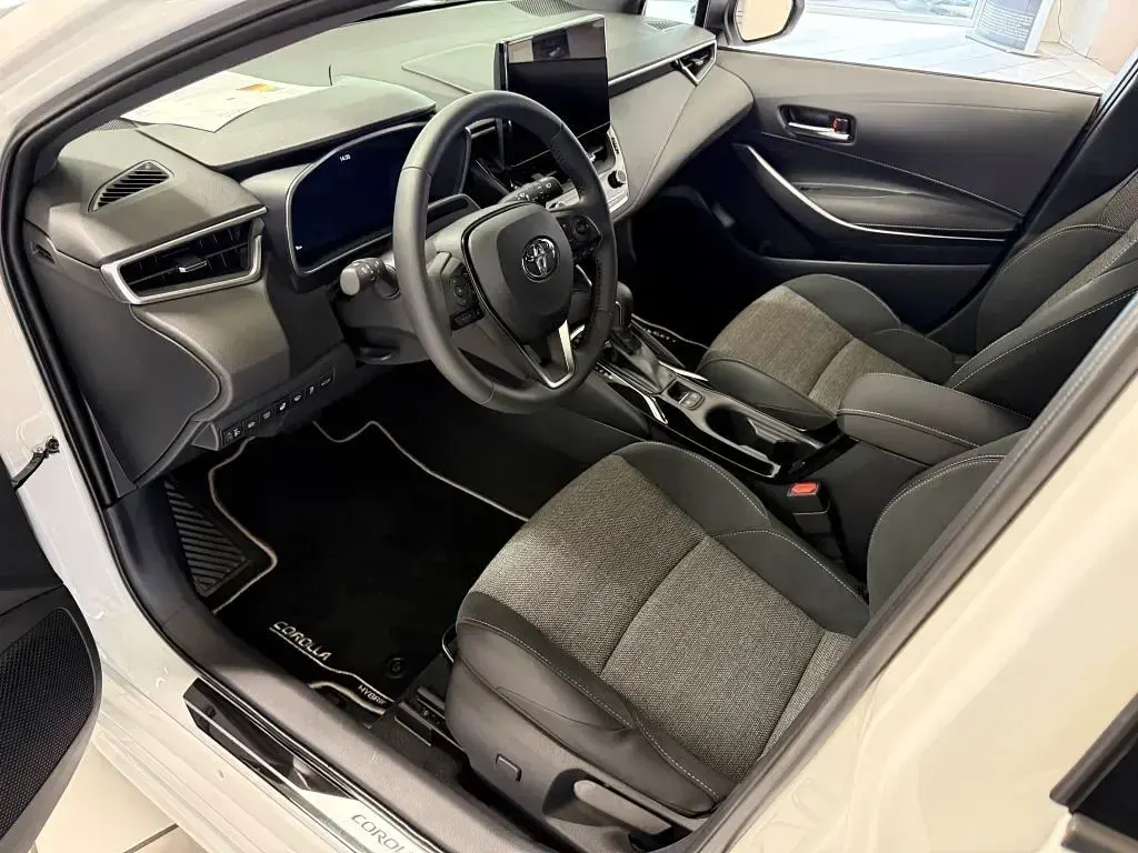 Neu Toyota Corolla 140 PS (102 kW) 2026 Weiß Kombi