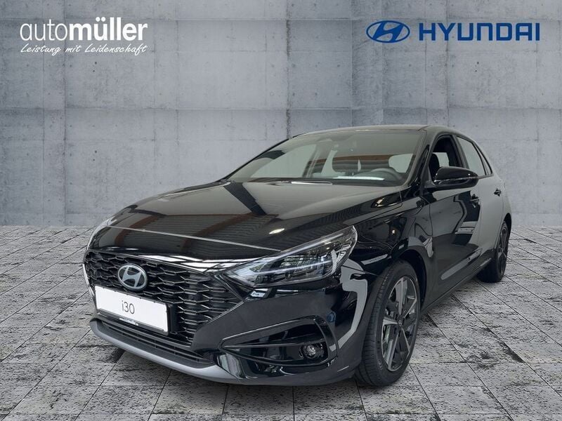 Schwarz abyss black / mic Gebraucht 2024 Hyundai i30 Advantage Limousine | 22.422 € (Guter Preis) - Bild 1/4