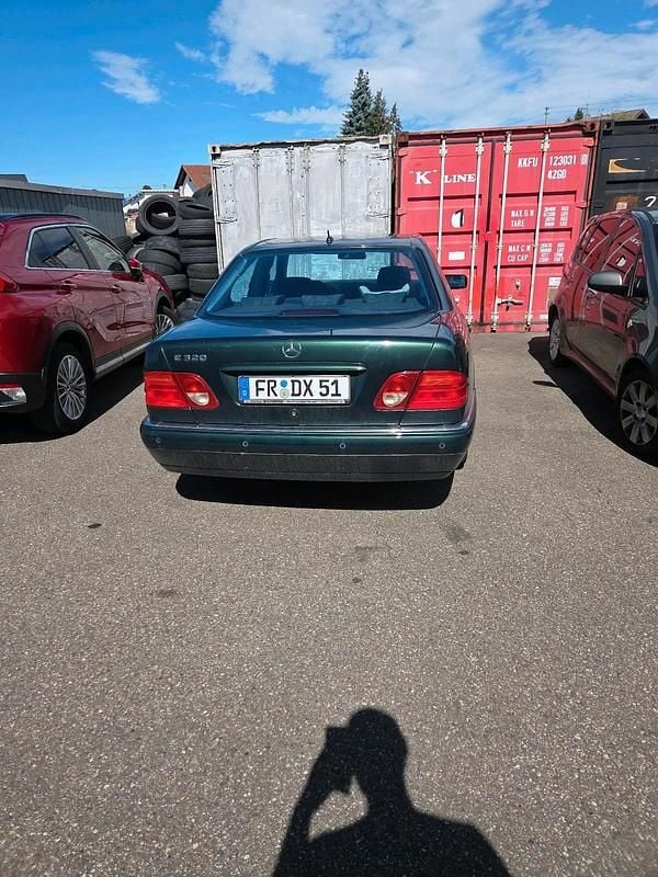 Grün Gebraucht 1999 Mercedes E320 Limousine | 2.300 € (Superpreis) - Bild 1/4