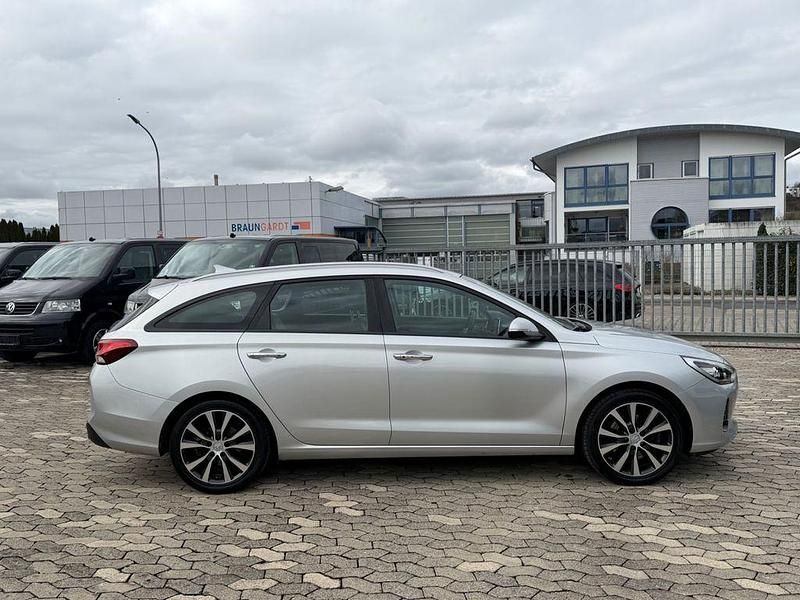 Gebraucht Hyundai i30 Trend 140 PS (102 kW) 2017 Silber Kombi