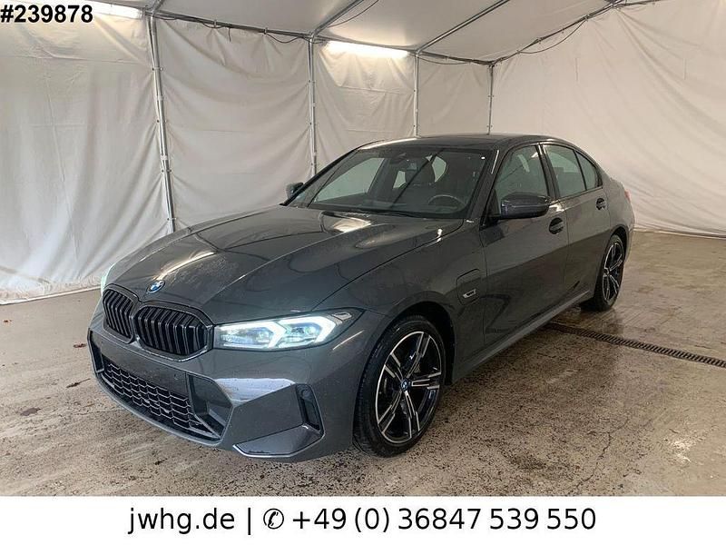 Dravitgrau Gebraucht 2022 BMW 330e M Sport Limousine | 33.890 € (Teuer) - Bild 1/4