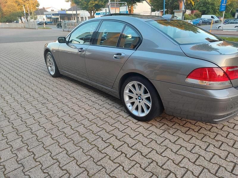 Grau Gebraucht 2005 BMW 740 Limousine | 4.300 € - Bild 1/4