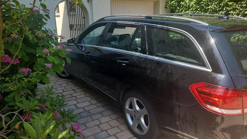 Schwarz Gebraucht 2015 Mercedes E220 Kombi | 8.900 € (Superpreis) - Bild 1/4